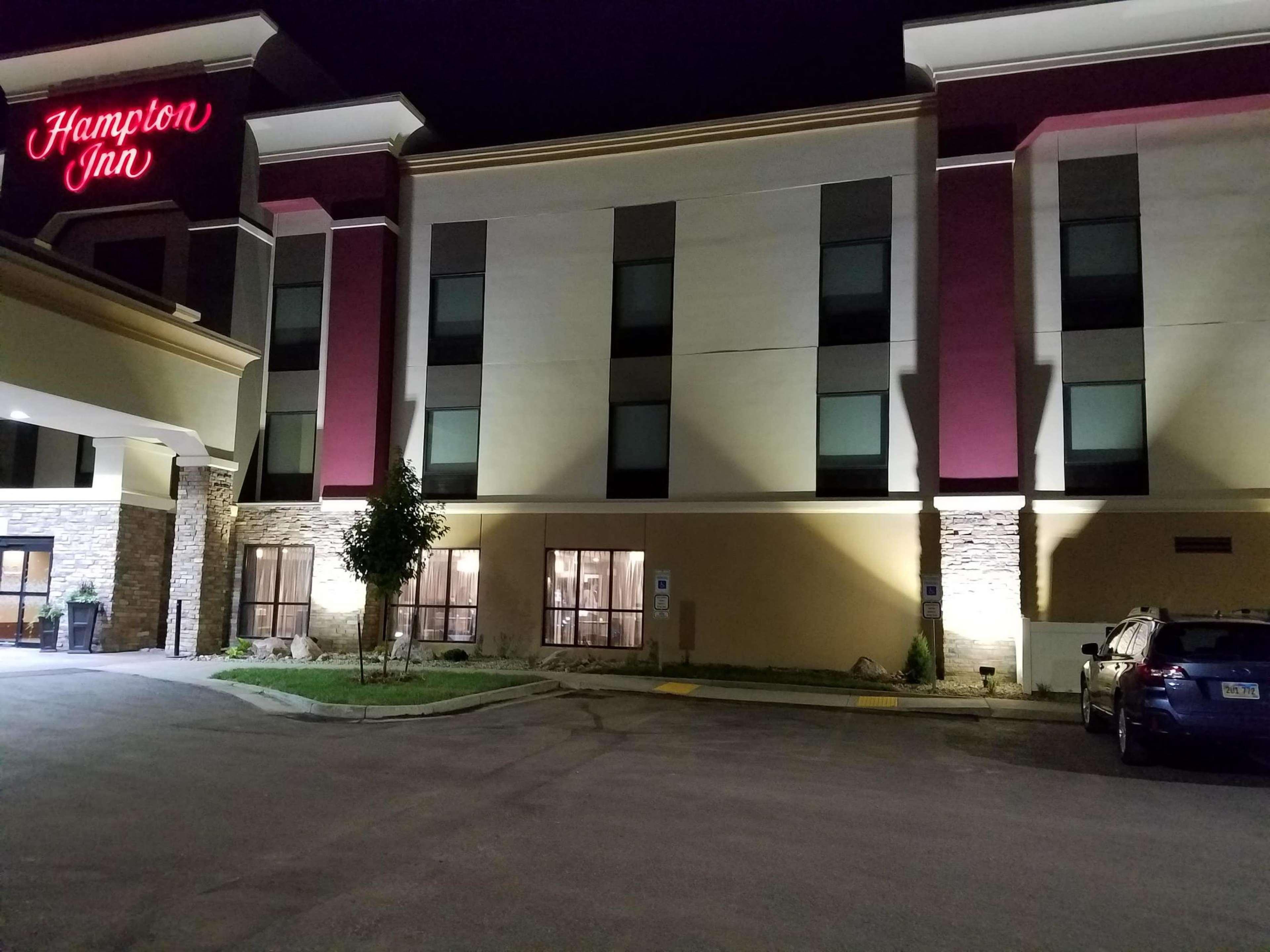 Hampton Inn Bismarck Exterior photo