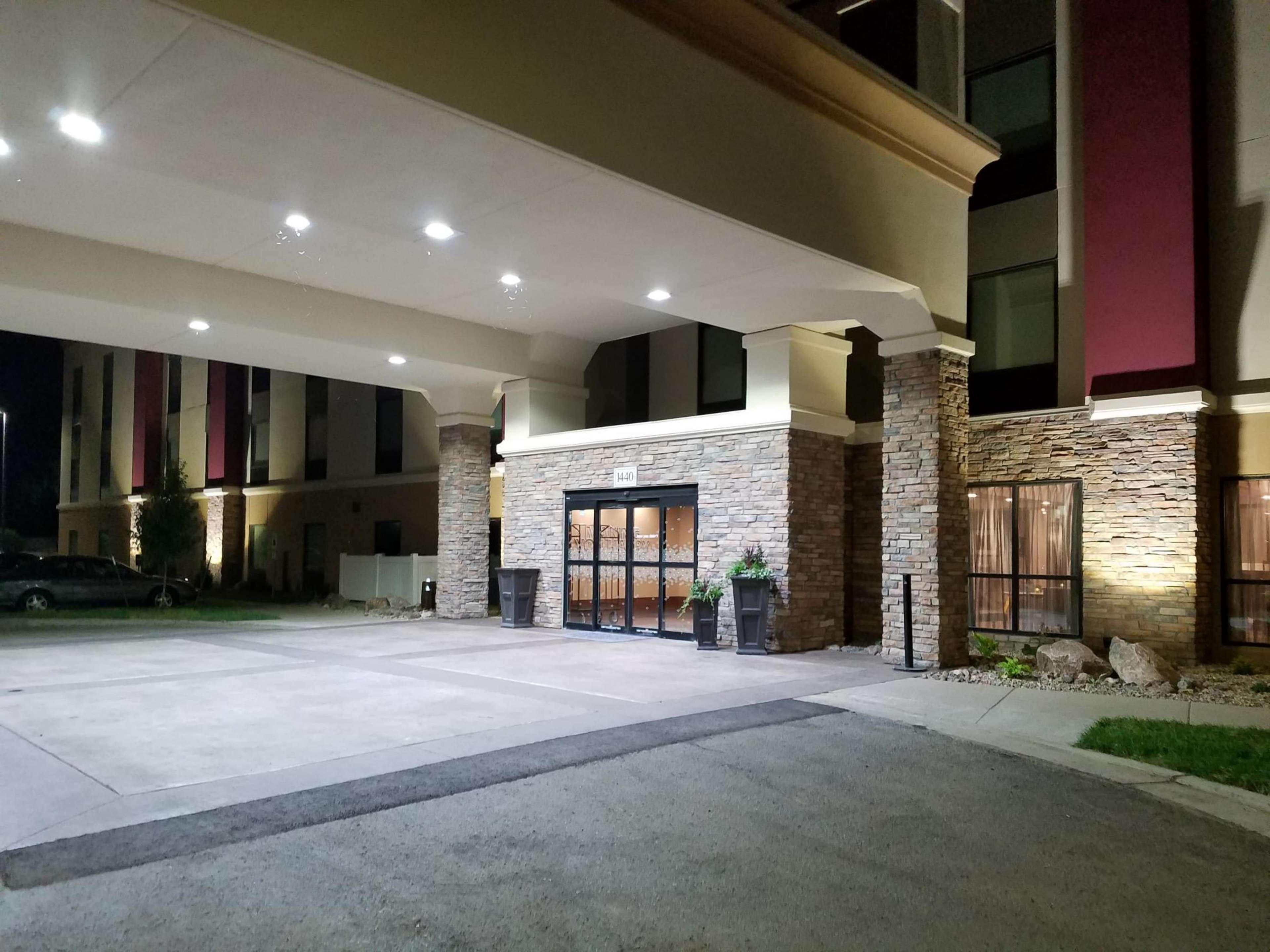 Hampton Inn Bismarck Exterior photo