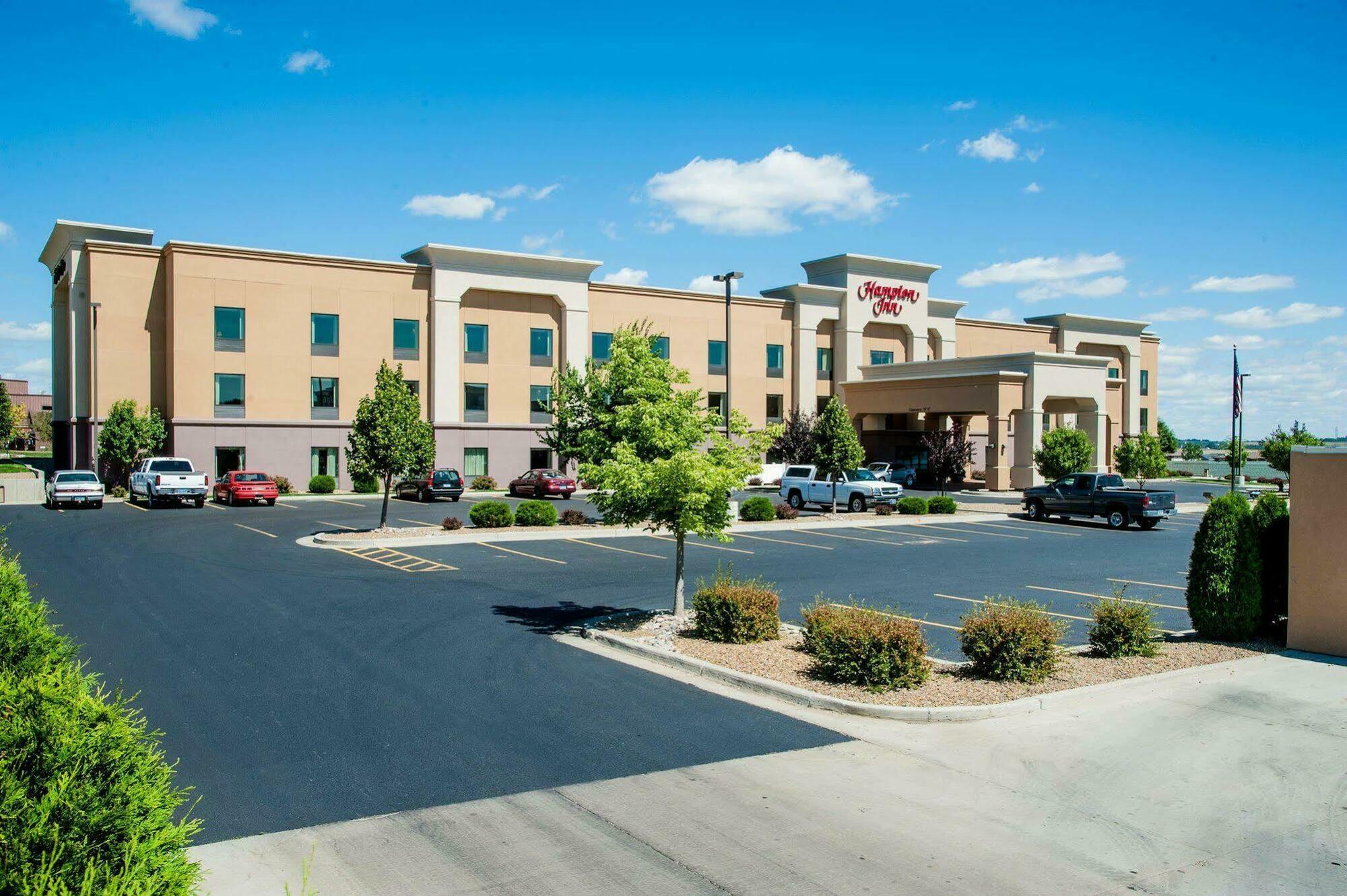 Hampton Inn Bismarck Exterior photo